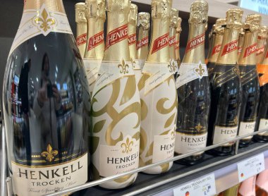 Zarif Henkell süpermarket rafında köpüren şarap şişeleri. Yeni yıl perakende tanıtımları için. Tallinn, Estonya - 24 Kasım 2025.