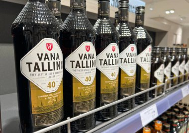 Vana Tallinn likör şişeleri süpermarket rafında, Estonya ruhlarını damgalayarak. Perakende satış ve alkollü içki reklamları. Tallinn, Estonya - 24 Kasım 2025.