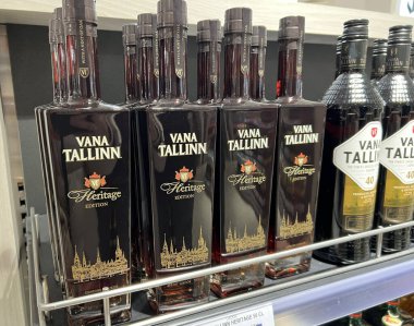 Vana Tallinn likör şişeleri süpermarket rafında, Estonya ruhlarını damgalayarak. Perakende satış ve alkollü içki reklamları. Tallinn, Estonya - 24 Kasım 2025.