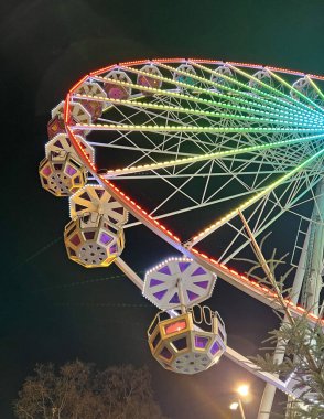 Geceleri renkli gondollarla aydınlık dönme dolap.. 