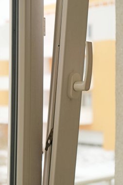 Beyaz eğimli pencere sapı havalandırma pozisyonunda, temiz hava almak için hafif aralık - havalandırma.