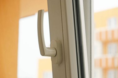 Beyaz eğimli pencere sapı havalandırma pozisyonunda, temiz hava almak için hafif aralık - havalandırma.