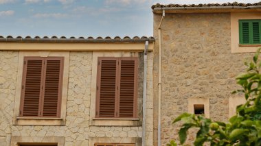 Ahşap panjurlu, terracotta çatılı geleneksel Akdeniz taş villası. Otantik İspanyol kireçtaşı mimarisi.