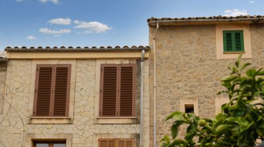 Ahşap panjurlu, terracotta çatılı geleneksel Akdeniz taş villası. Otantik İspanyol kireçtaşı mimarisi.