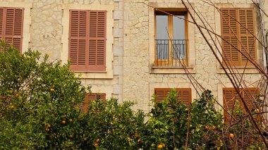 Geleneksel Akdeniz taş villası, ahşap panjurları, terracotta çatısı, demir balkonları var. Turunçgil bahçeli otantik İspanyol kireçtaşı mimarisi.