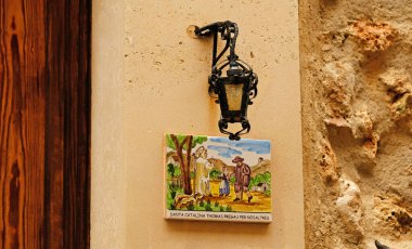 Santa Catalina Thomas 'ın geleneksel seramik fayansı Valldemossa' da bir taş cephede. Kırsal fener ve çiçek saksıları bir Mallora köyü evini dekore ediyor.