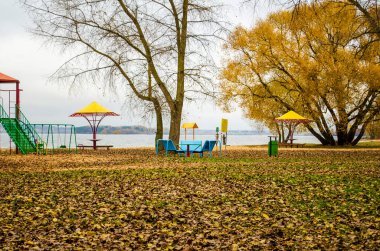 1 Kasım 2020 Belarus Zaslavsky rezervuarında sonbahar kumsalı