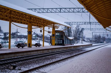 15 Aralık 2019 'da Zhdanovichi şehrindeki Belarus tren istasyonunda kar yağışı