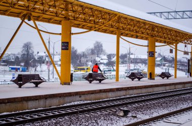 15 Aralık 2019 'da Zhdanovichi şehrindeki Belarus tren istasyonunda kar yağışı