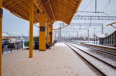 15 Aralık 2019 'da Zhdanovichi şehrindeki Belarus tren istasyonunda kar yağışı
