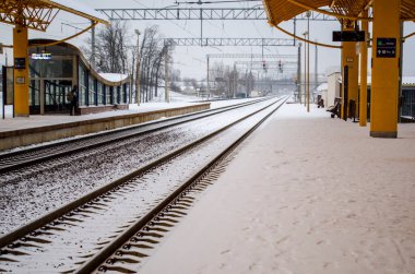15 Aralık 2019 'da Zhdanovichi şehrindeki Belarus tren istasyonunda kar yağışı