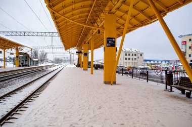 15 Aralık 2019 'da Zhdanovichi şehrindeki Belarus tren istasyonunda kar yağışı