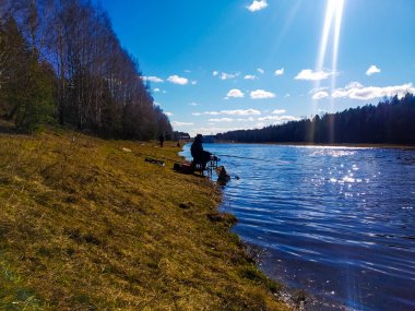 Nehirde olta atarken olta atan balıkçı