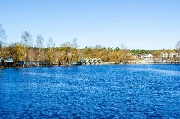 Paysage Lac Bleu Près Forêt Village — Photo