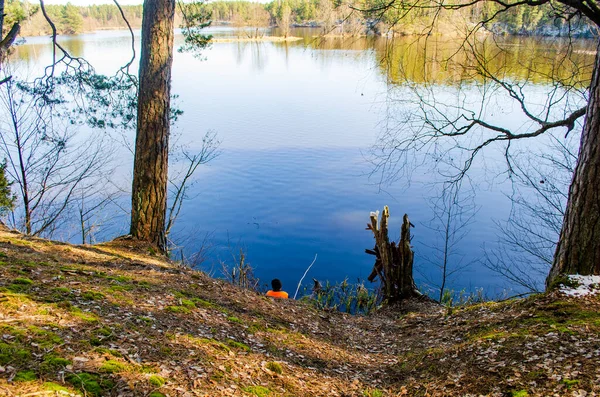Elinde oltayla gölde olta atan bir balıkçı.