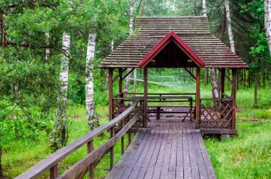 Rahatlamak için parktaki ahşap çardak.