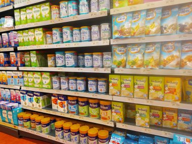 Odaklanamayan arka plan, 15 Haziran 2019 'da Belarus, Minka' da bir mağazada çocuk tezgahları.