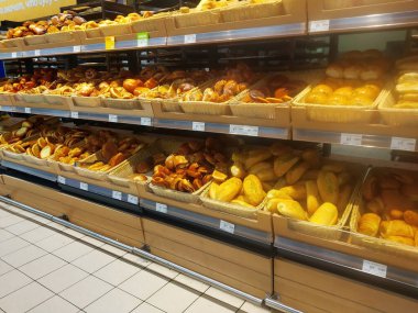 Odaklanamayan arka plan, 15 Haziran 2019 'da Belarus, Minka' da bir mağazada rulo ile tezgahlar.