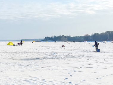3 Ocak 2021 'de Belarus' ta Vileika rezervuarında çadır kuran balıkçılar