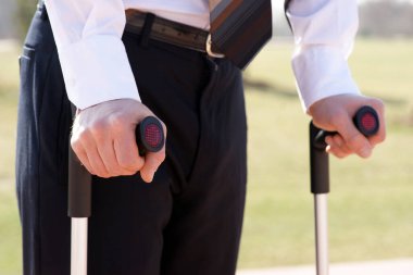 İşadamı ameliyattan sonra parkta çömelmiş oturuyor. 