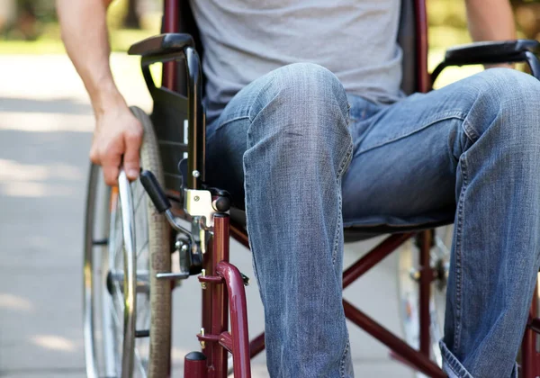 Mężczyzna Niepełnosprawnością Chodzenia Musi Siedzieć Wózku Inwalidzkim Wypadku Samochodowym Zbliżenie — Zdjęcie stockowe