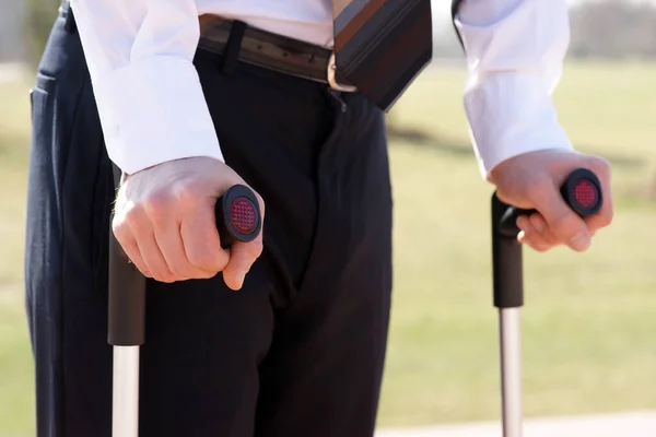 Uomo Affari Siede Nel Parco Dopo Intervento Tenendo Accovacciate — Foto Stock