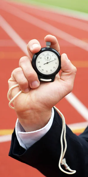 Ο χρόνος τρέχει - επιχειρηματίας στο στάδιο κρατά χρονόμετρο στο χέρι του - close-up — Φωτογραφία Αρχείου