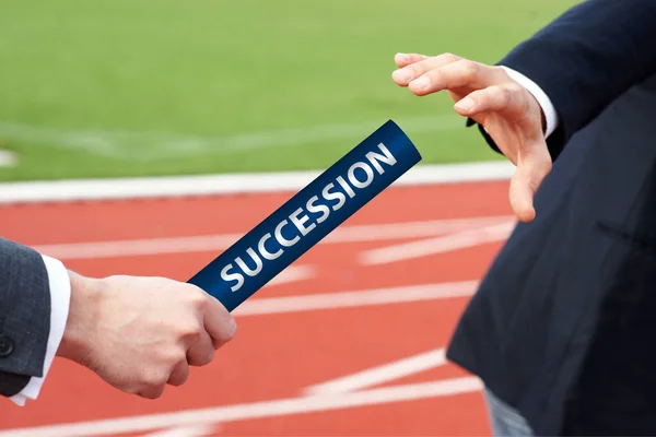 Succession - Affärsman lämnar över stafettpinnen i stadion på reläloppet — Stockfoto