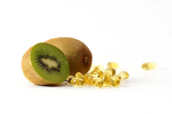 Vitamin hapları kapsülleri ve kivi meyveleri bağışıklık sistemine iyi gelir.