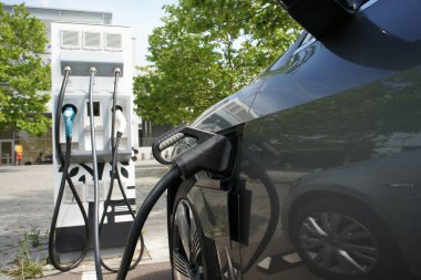 Şarj istasyonunda elektrikli araba pili e-hareketliliği şarj ediyor 