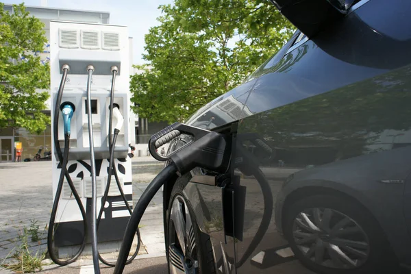 Şarj istasyonunda elektrikli araba pili e-hareketliliği şarj ediyor 