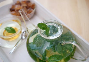 Taze demlenmiş nane çayı tepside çay demliği ve kandi şekeri ile sağlıklı yaşam