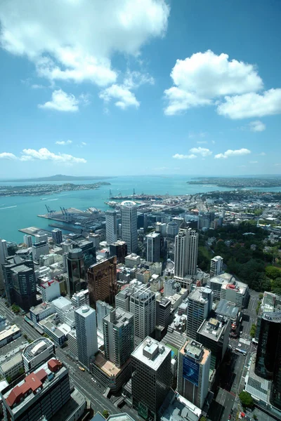 Yeni Zelanda 'nın en büyük şehrinin üzerindeki Aukland Gökyüzü Kulesi' nden Panorama Skyline Manzarası