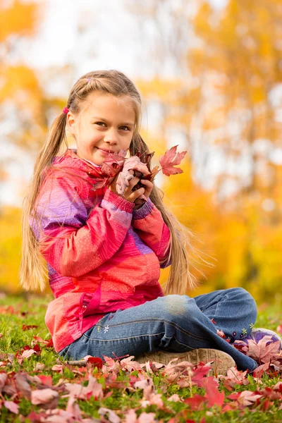 Dívka v podzimním parku — Stock fotografie