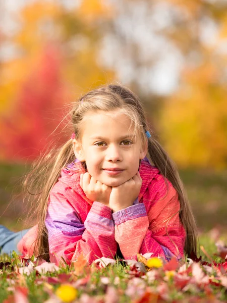 Chica en el parque de otoño —  Fotos de Stock