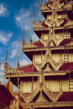 Myanmar 'daki son Birmanya monarşisinin Mandalay Kraliyet Sarayı. Altın renkli süslemeleri olan tarihi Burma binası.