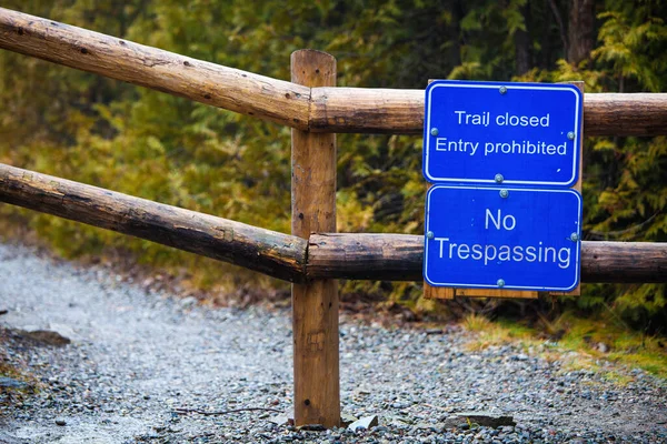 Trail Closed Entry Prohibited Trespassing Sign Posted Fence Prevent Passage — Stock Photo, Image