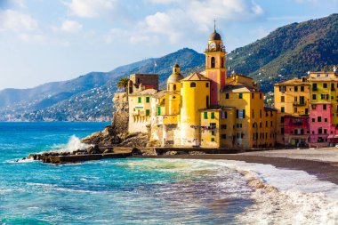 Doğal Akdeniz riviera sahil. Panoramik Camogli şehir Liguria, İtalya. Bazilika Santa Maria Assunta ve renkli saraylar.