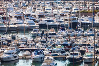 Rapallo, İtalya. 20 Ekim 2020: İtalya 'nın Ligurian Denizi' ndeki Rapallo limanında sayısız tekne. Panoramik hava görüntüsü.
