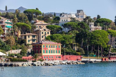 Santa Maria Ligure, İtalya. 20 Ekim 2020, Ligurian sahilindeki binalar. Denize bakan evler, oteller ve İtalya 'da yaz için banyolar..