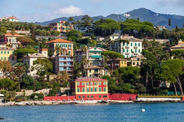 Santa Maria Ligure, İtalya. 20 Ekim 2020, Ligurian sahilindeki binalar. Denize bakan evler, oteller ve İtalya 'da yaz için banyolar..