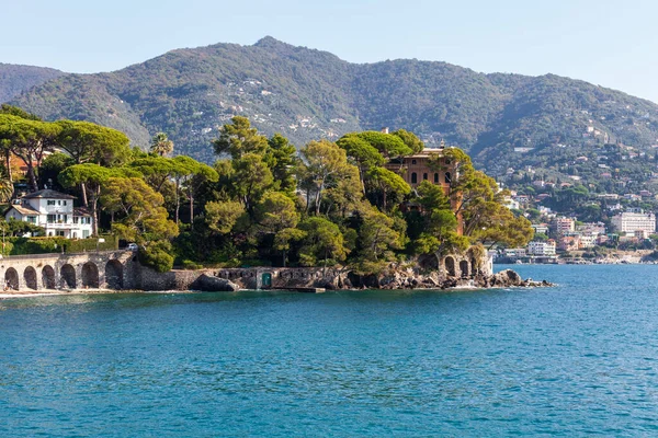 Kuzey İtalya 'daki Akdeniz' de Rapallo kenti yakınlarındaki doğal deniz manzarası. Manzaralı antik tuğla duvarı olan deniz manzaralı bir sahil..