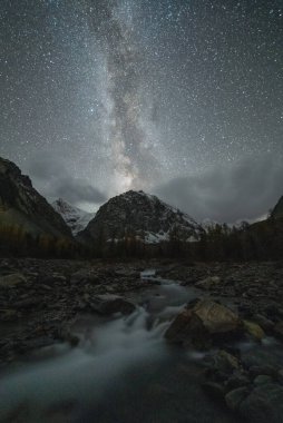 Karatash Dağı, Aktru Nehri ve Gece Samanyolu. Kurai Bölgesi, Altai Dağları, Sibirya, Rusya.