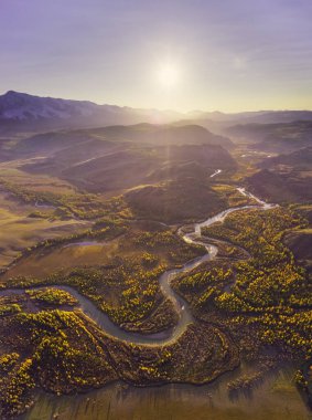 Kurai Steppe, Chuya Nehri, Sonbaharda Sunset 'teki Sarı Karaça ve Dağlar. Hava görüntüsü. Altai Dağları, Rusya.
