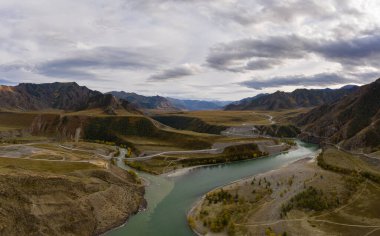 Chuya ve Katun nehirlerinin sonbaharda birleştiği yer. Yeşil Tepeler ve Dağlar. Hava görüntüsü. Altai Dağları, Rusya.