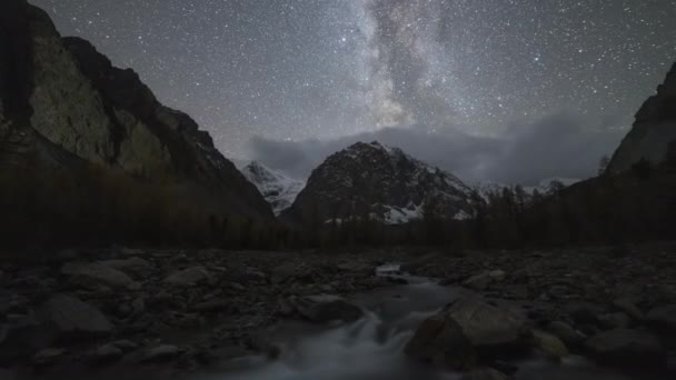 卡拉塔什山，阿克楚河和银河在夜晚。西伯利亚阿尔泰山脉 — 图库视频影像