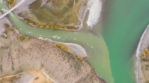 La confluencia de los ríos Chuya y Katun en otoño. Vista aérea. Montañas Altai — Vídeo de stock
