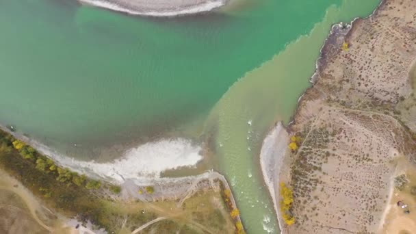 Pertemuan sungai Chuya dan Katun di musim gugur. Pemandangan udara. Pegunungan Altai — Stok Video