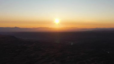 Dağlarda gün doğumu. Hava görüntüsü. Altai Dağları, Rusya