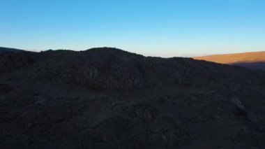 Sunset 'teki Dağlar ve Tepeler. Hava görüntüsü. Altai Dağları, Rusya
